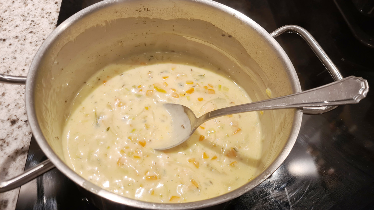 Creamy sauce for French braised cabbage rolls