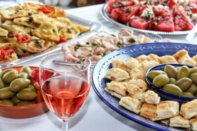 Angela Carnelutti – Italian Catering Zurich Italian aperitivo with olives, puff pastry and Mediterranean dishes by Angela Carnelutti in Zurich