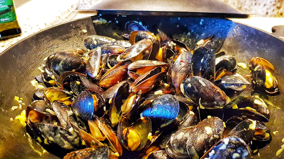 Freshly cooked mussels with white wine and saffron